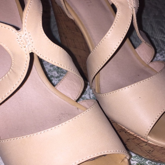 Nude beige tan heels wedge new - Picture 2 of 8